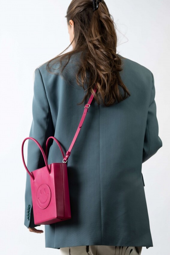 Essential Crossbody Tas Smiley Vegetable Tanned Pink